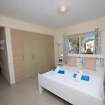 Helena Villa *