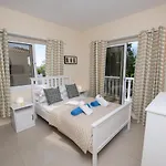 Helena Villa *