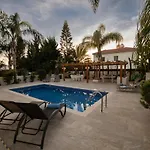 Helena Villa *